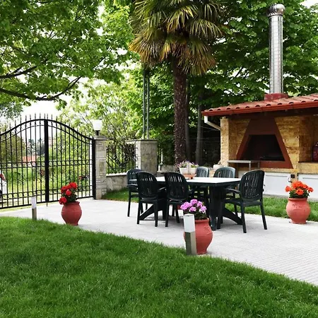 Apartment Summer Panorama Retreat - Yard, Barbeque, Up To 7